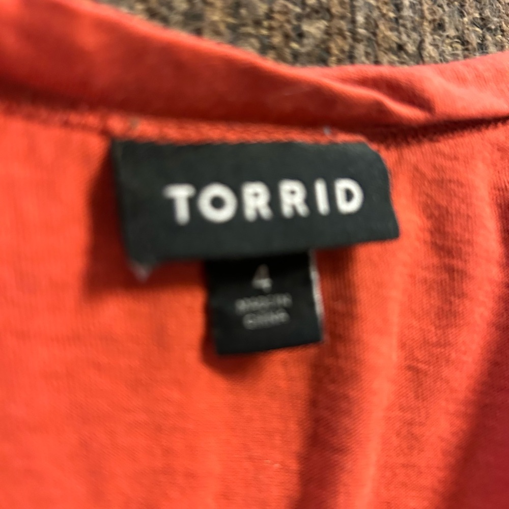 TORRID Women’s Plus Size 4X Orange cut out shoulder shortsleeved print shirt